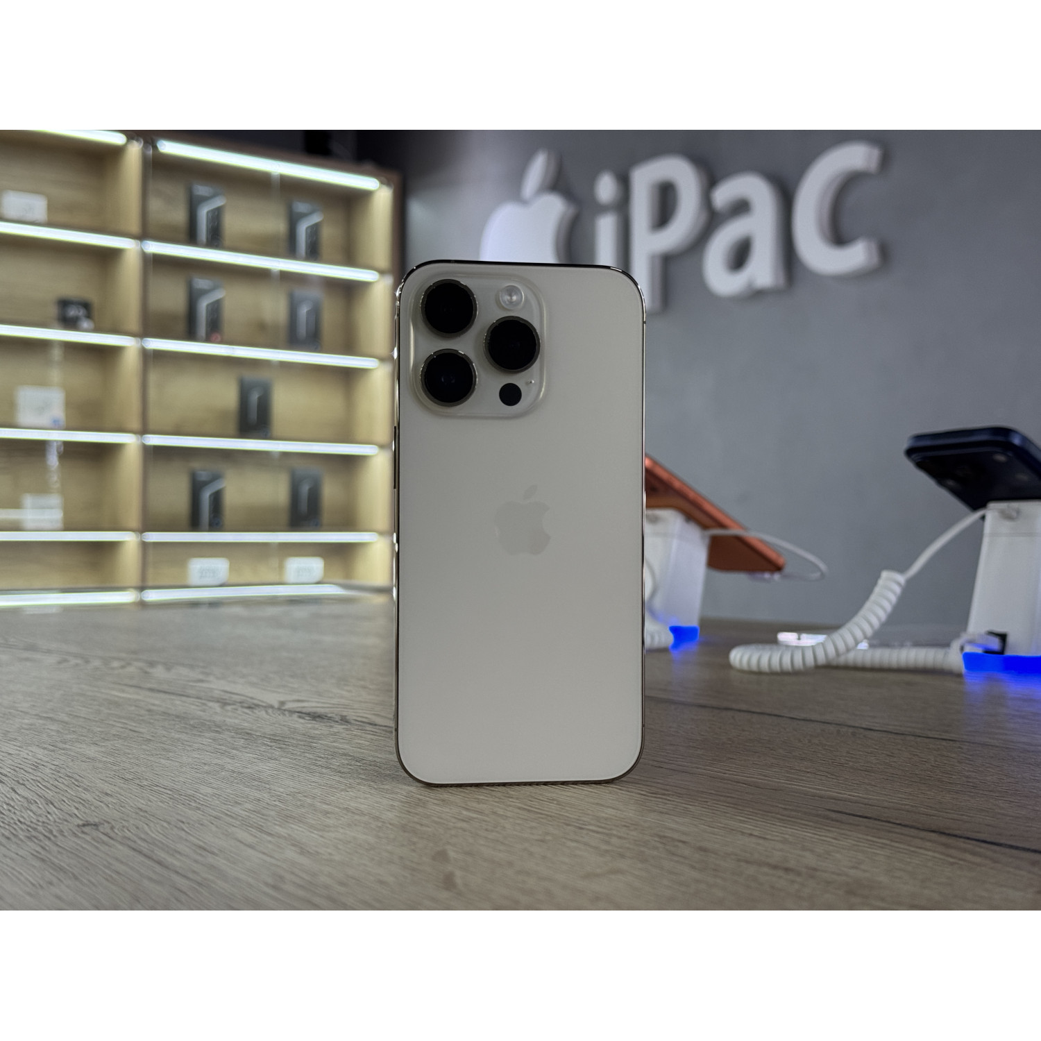 Apple iPhone 14 Pro 256 ГБ (eSIM + SIM) Золотистый Б/У class=