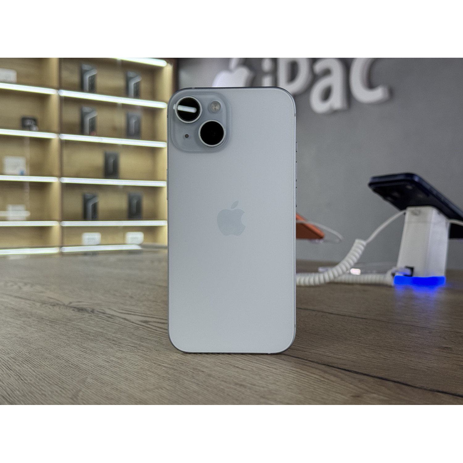 Apple iPhone 15 128 ГБ Голубой Б/У class=