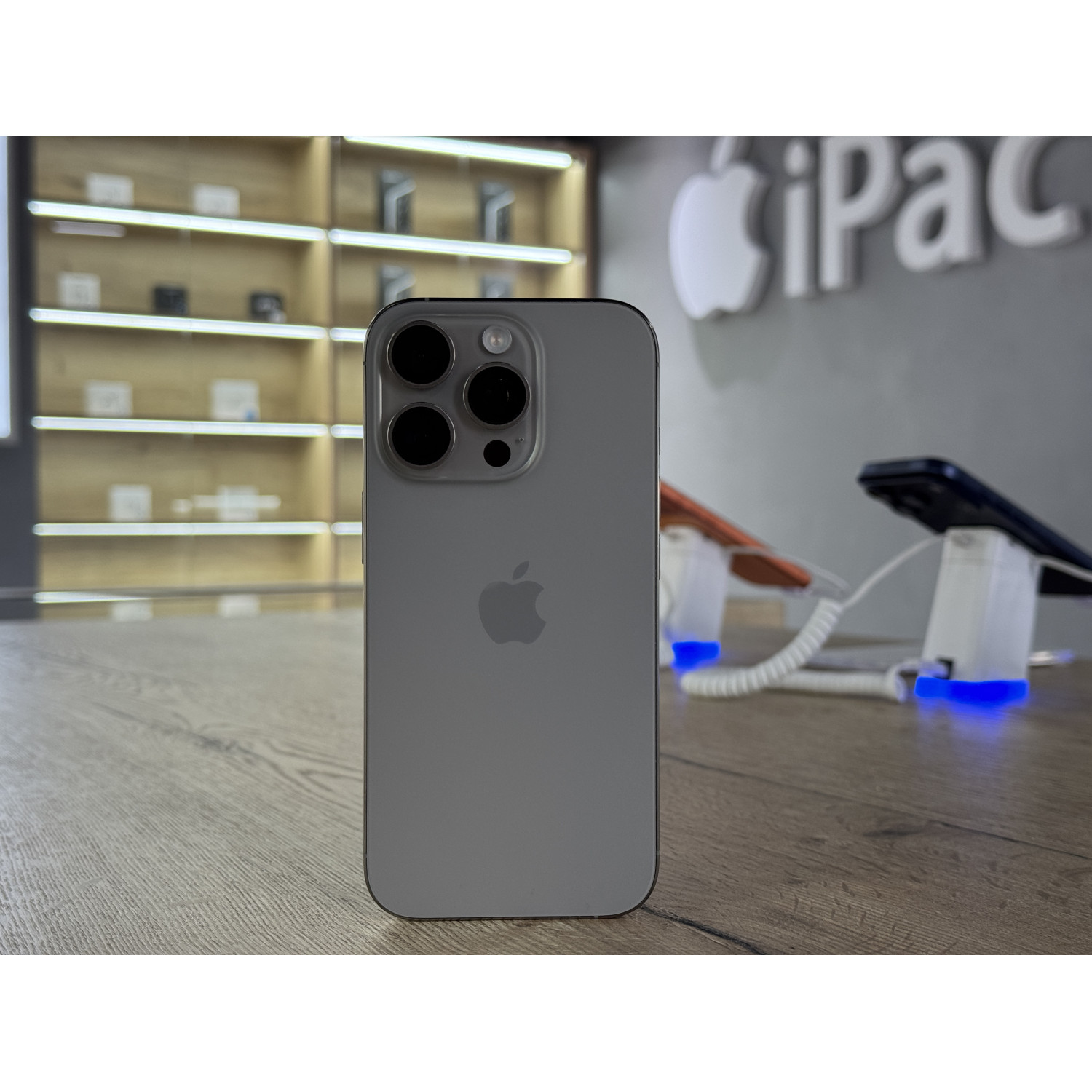Apple iPhone 16 Pro 256 ГБ (eSIM + nano SIM), «Натуральный титан» Б/У class=