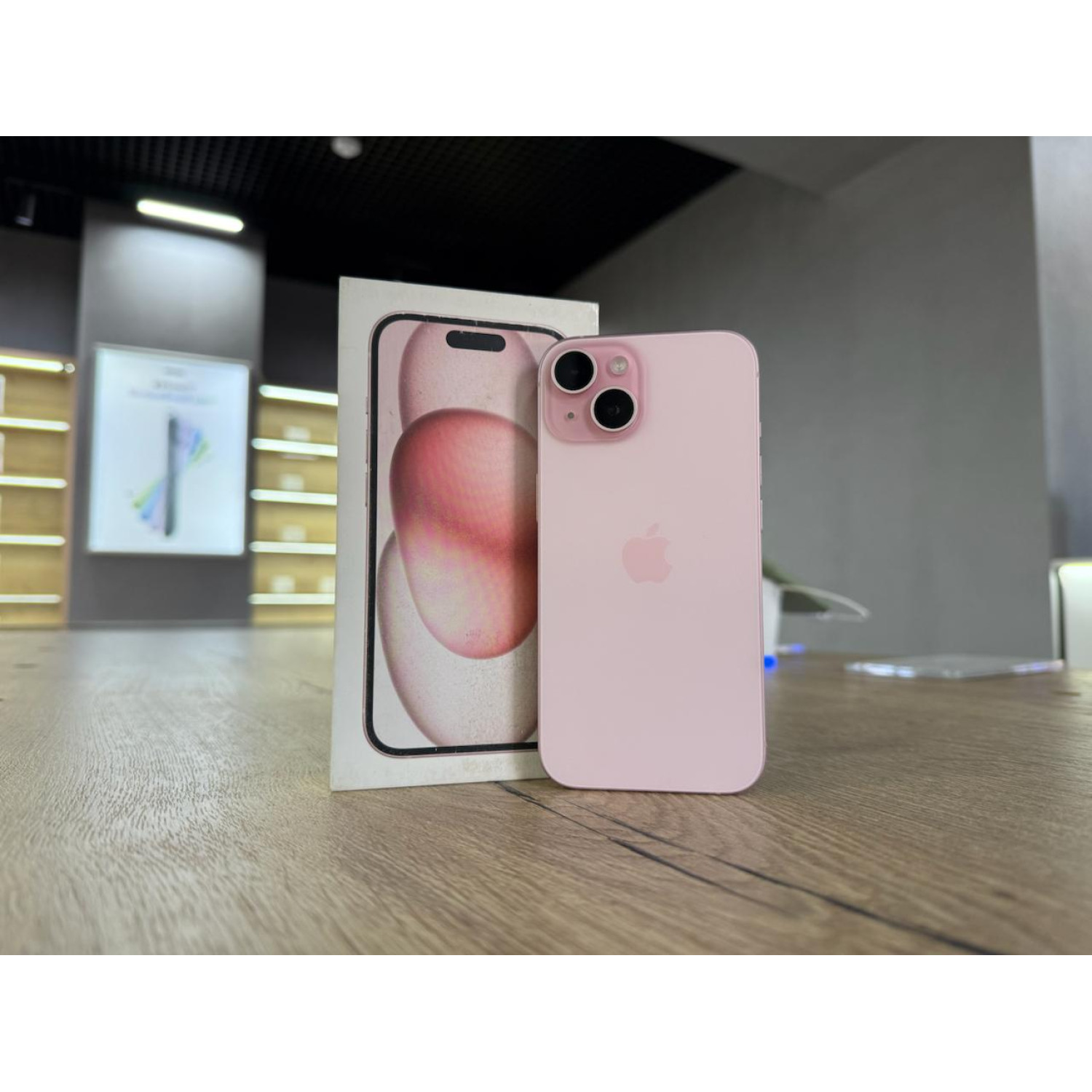 Apple iPhone 15 128Gb Розовый Б\У class=