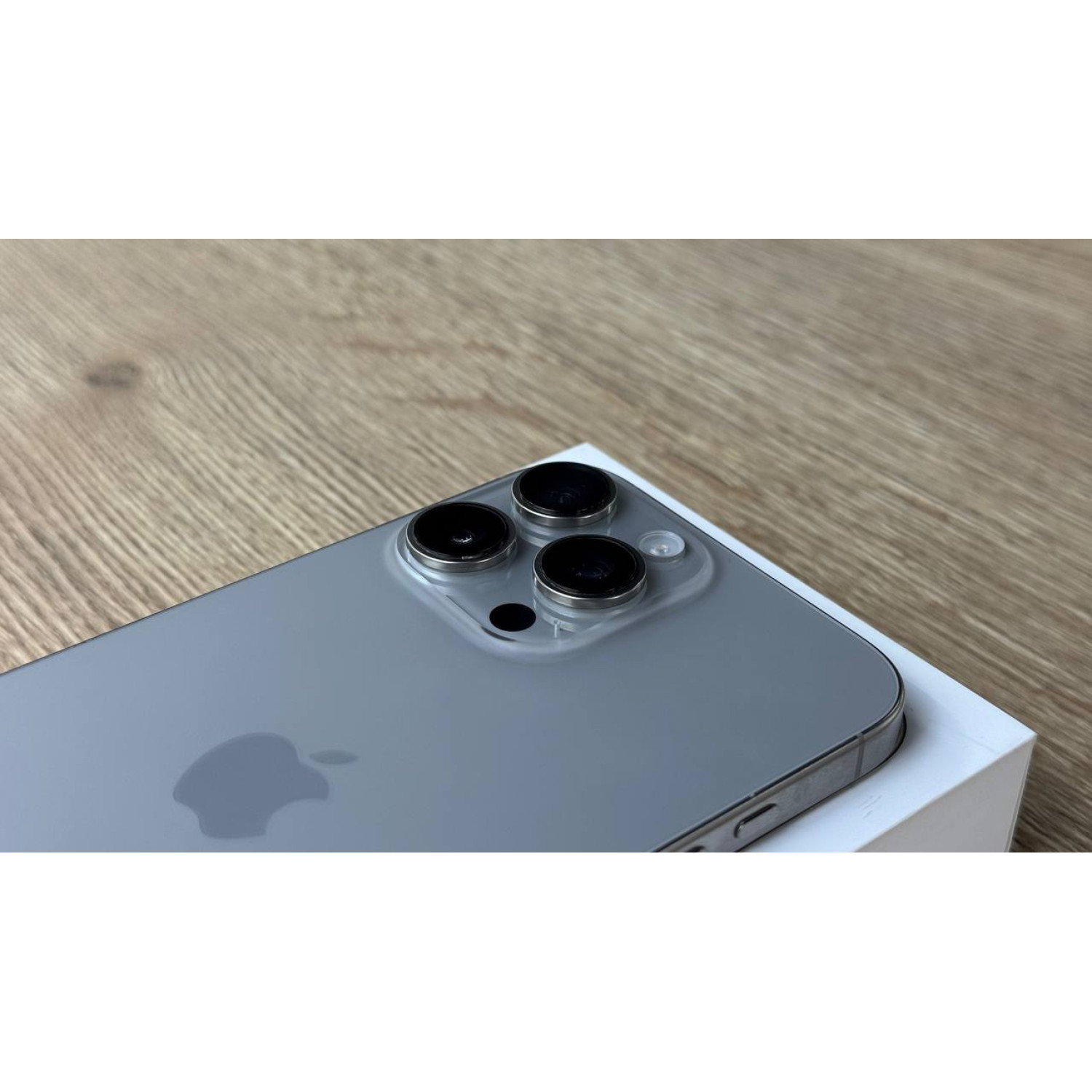 Apple iPhone 16 Pro Max 256Gb Натуральный титан Б\У