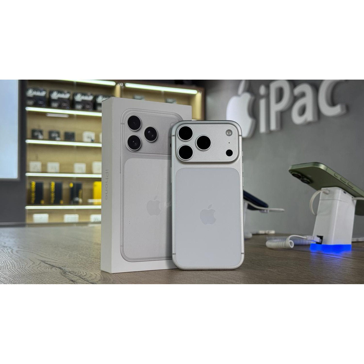 Apple iPhone 17 Pro 256Gb Sim+Esim Серебристый Б\У class=